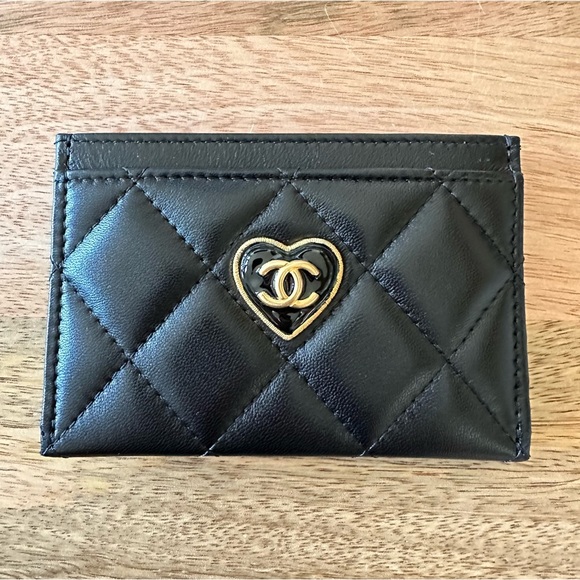 🆕 Authentic Chanel Black Quilted Lambskin Card Holder w/Gold Enamel CC Heart - Picture 3 of 14